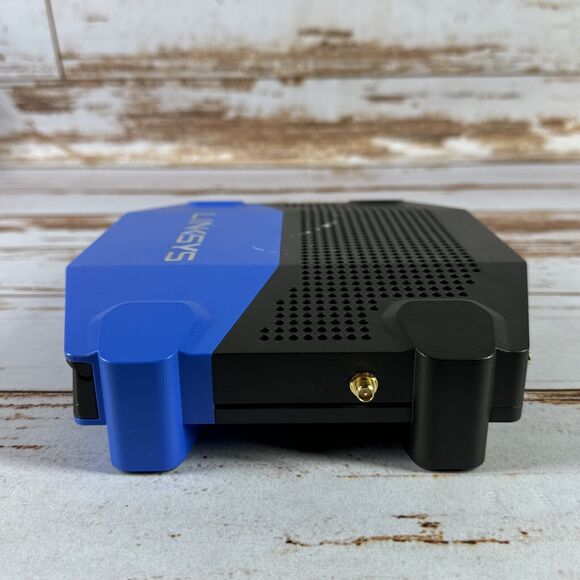 Linksys WRT 1900AC V2 Dual Band Ultra-Fast Wireless WiFi Router No Antennas ￼ - Picture 4 of 5